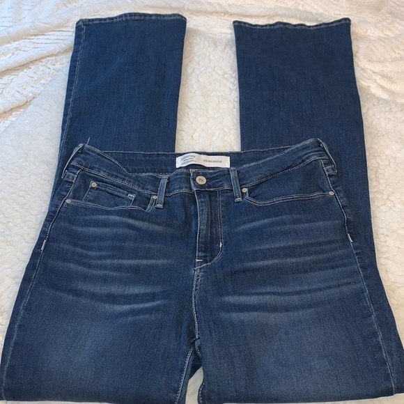 Signature by Levi Strauss Denim - Signature Mid Rise Bootcut Jeans. Size 10 Long. NWOT. Zipper and button closure​